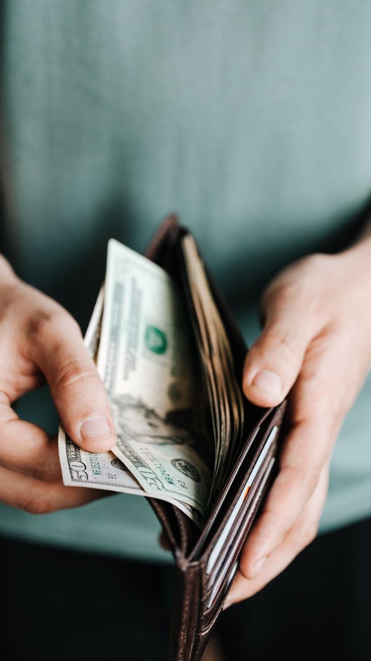 5 Signs of a Stylish Men's Wallet: A Selection Guide