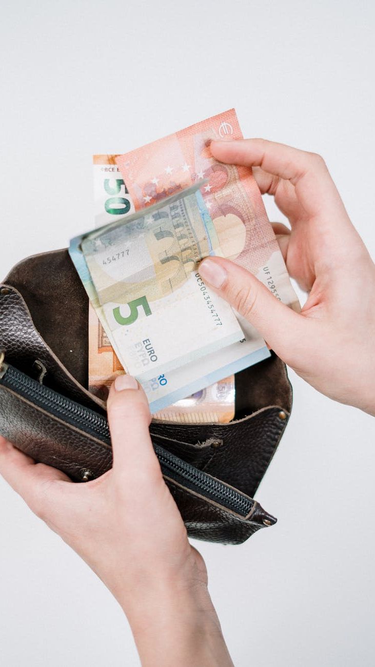 How a Wallet Reflects a Woman’s Style: Tips from Stylists