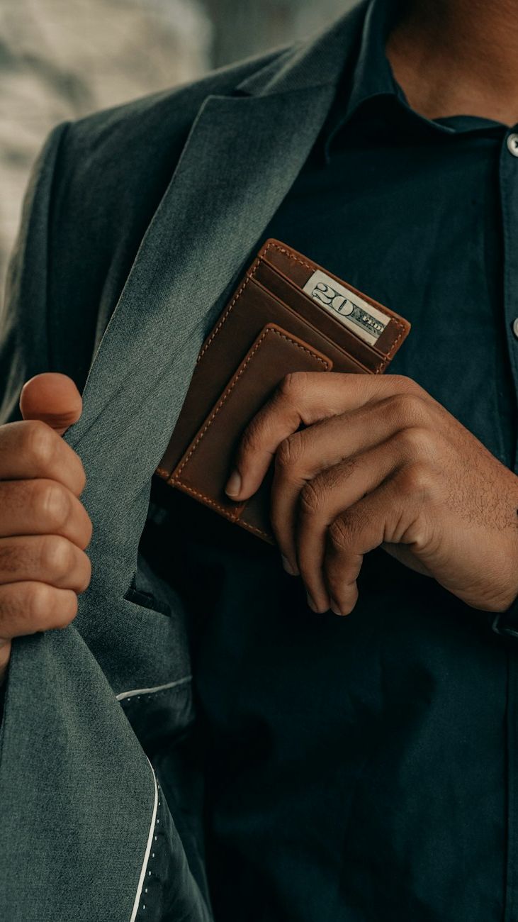 How to Choose a Men’s Wallet: Style, Functionality, and Material