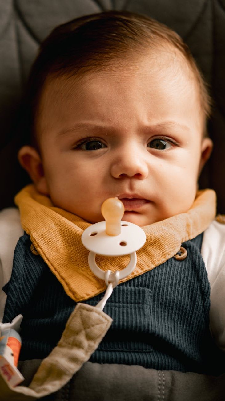 How to Choose a Stylish Bib: The Accessory That Transforms the Look
