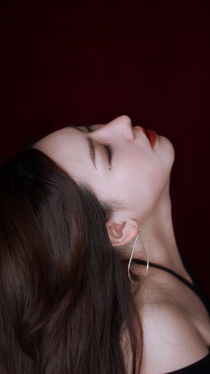 Gold, Silver or Minimalism? Key Earring Trends for 2025