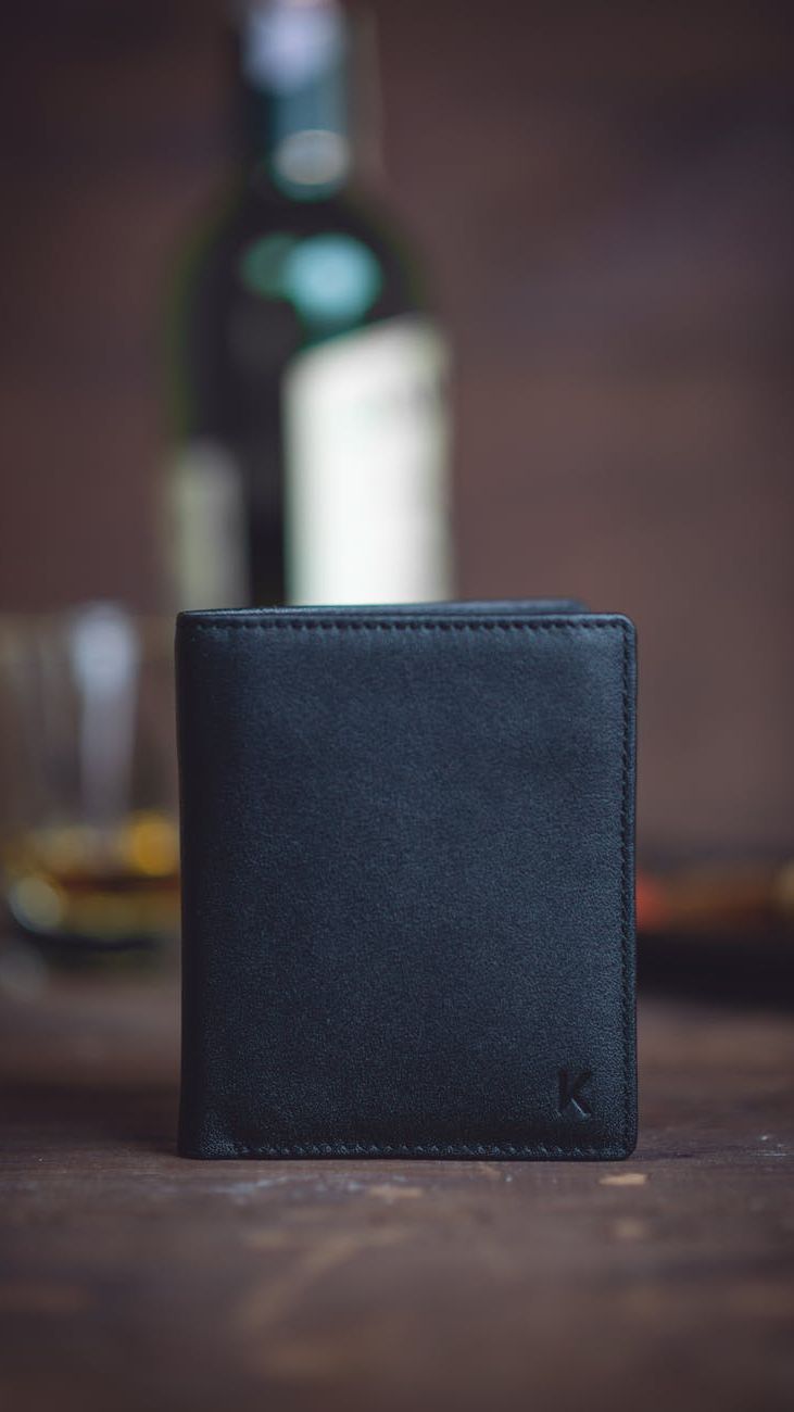 Style in Your Pocket: Must-Have Wallets Every Modern Man Needs
