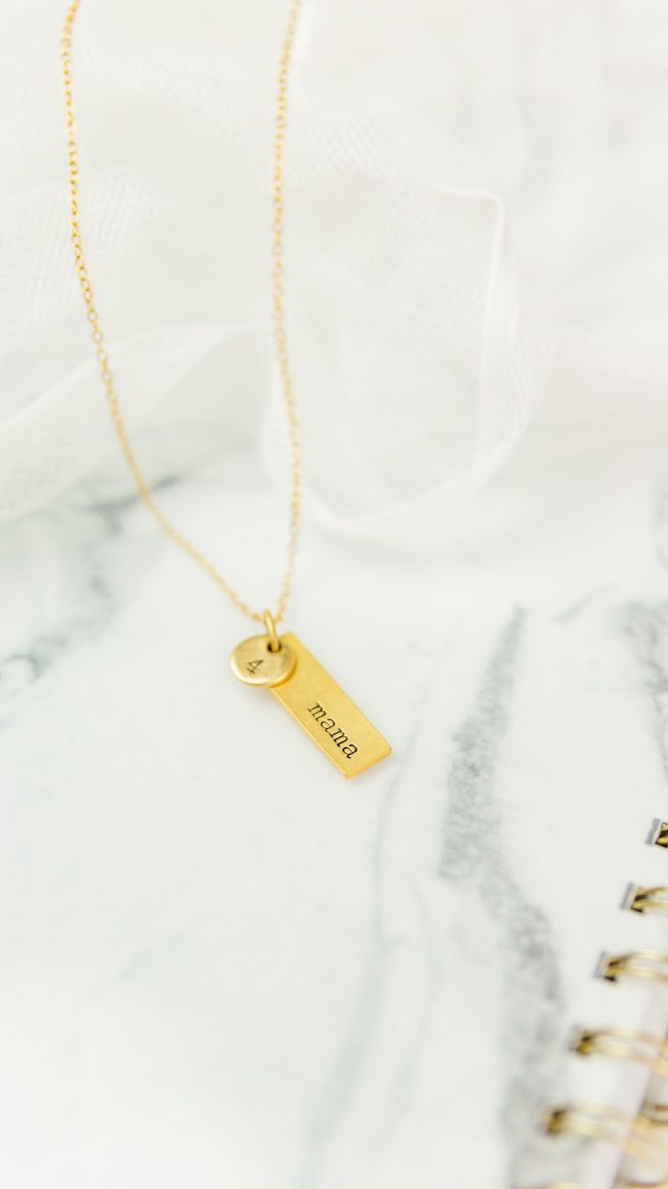 Necklaces That Visually Elongate the Neck and Accentuate the Décolletage