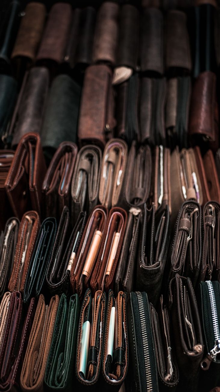 The Best Men's Wallets for Gifts: From Classics to Premium Brands