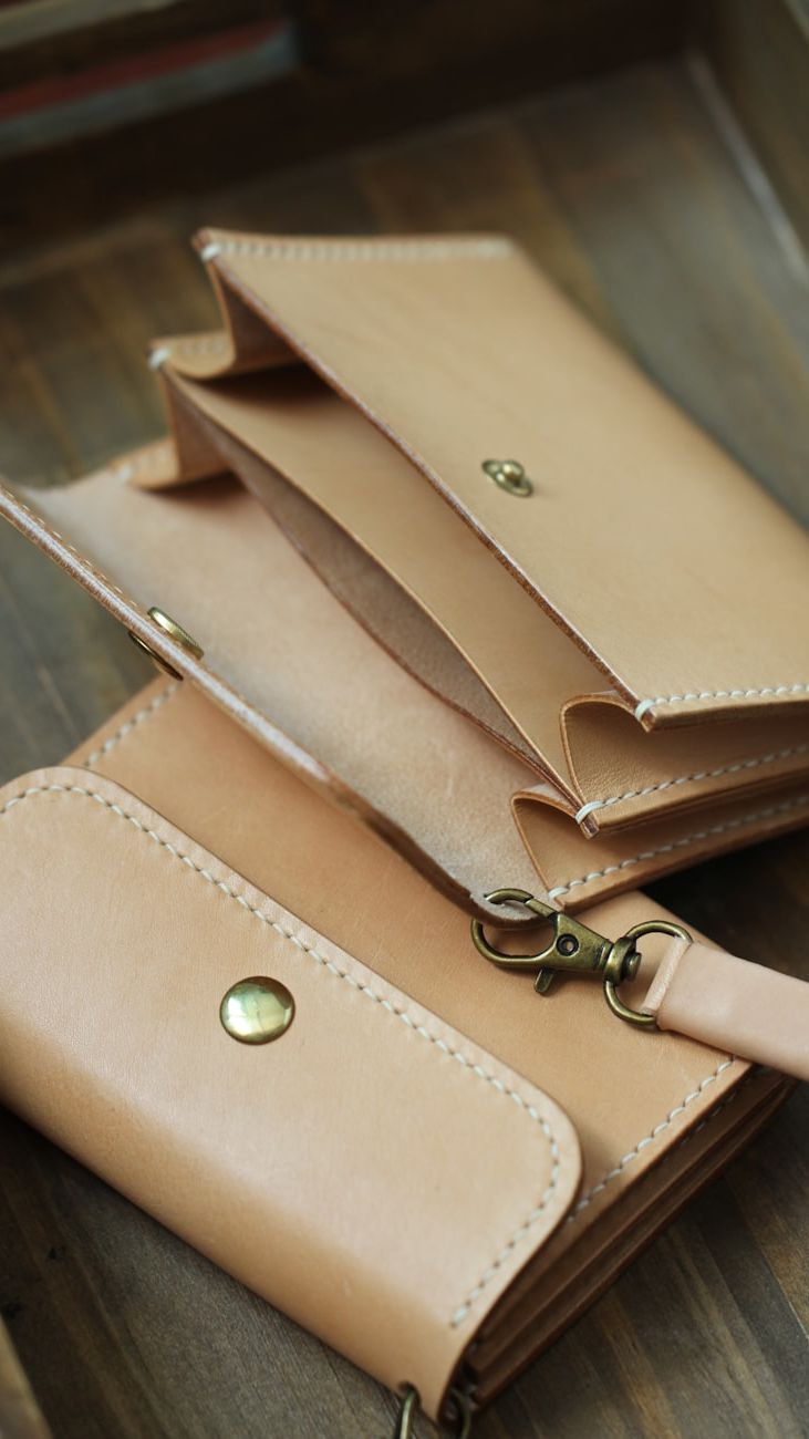 Minimalism and Functionality: The Best Wallets for Modern Women