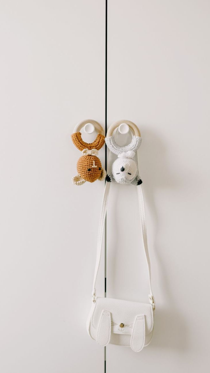 Le Premier Sac à Main d'une Petite Fille : Accessoire Mignon ou Essentiel Pratique ?
