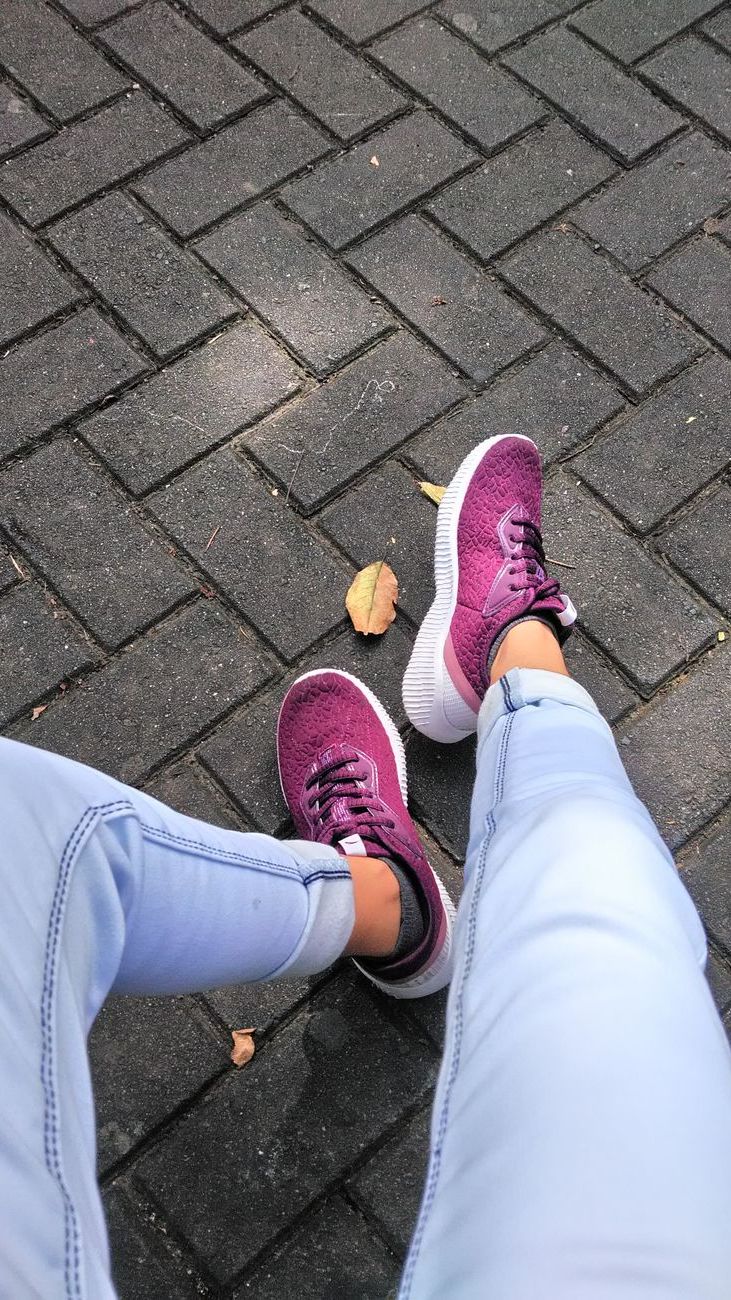 How to Choose Athletic Shoes for Long Walks and Active Days