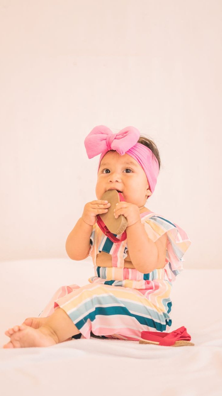 Baby Girl Headbands: How to Choose an Accessory That Stays in Place During Walks