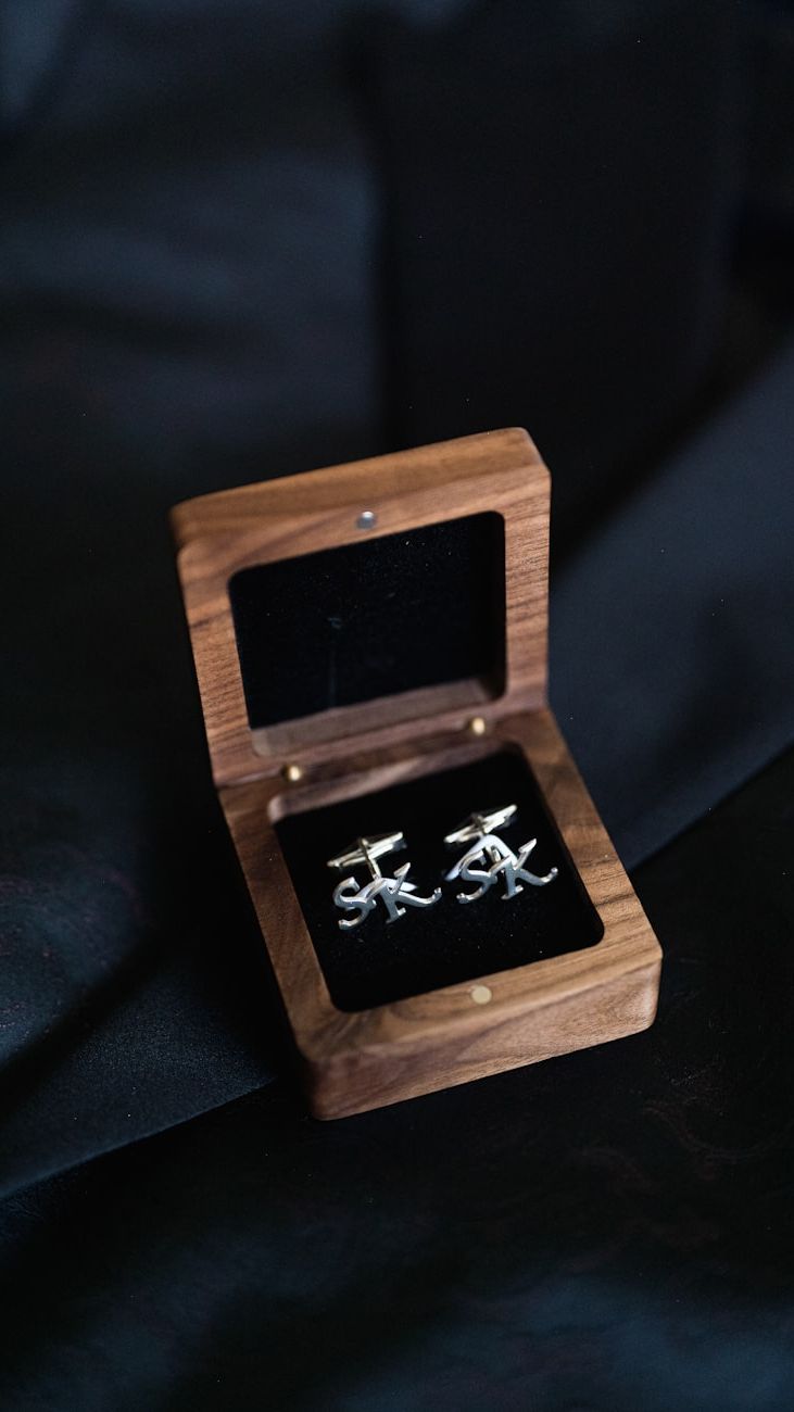 Cufflinks as Part of the Business Dress Code: Rules and Style Tips