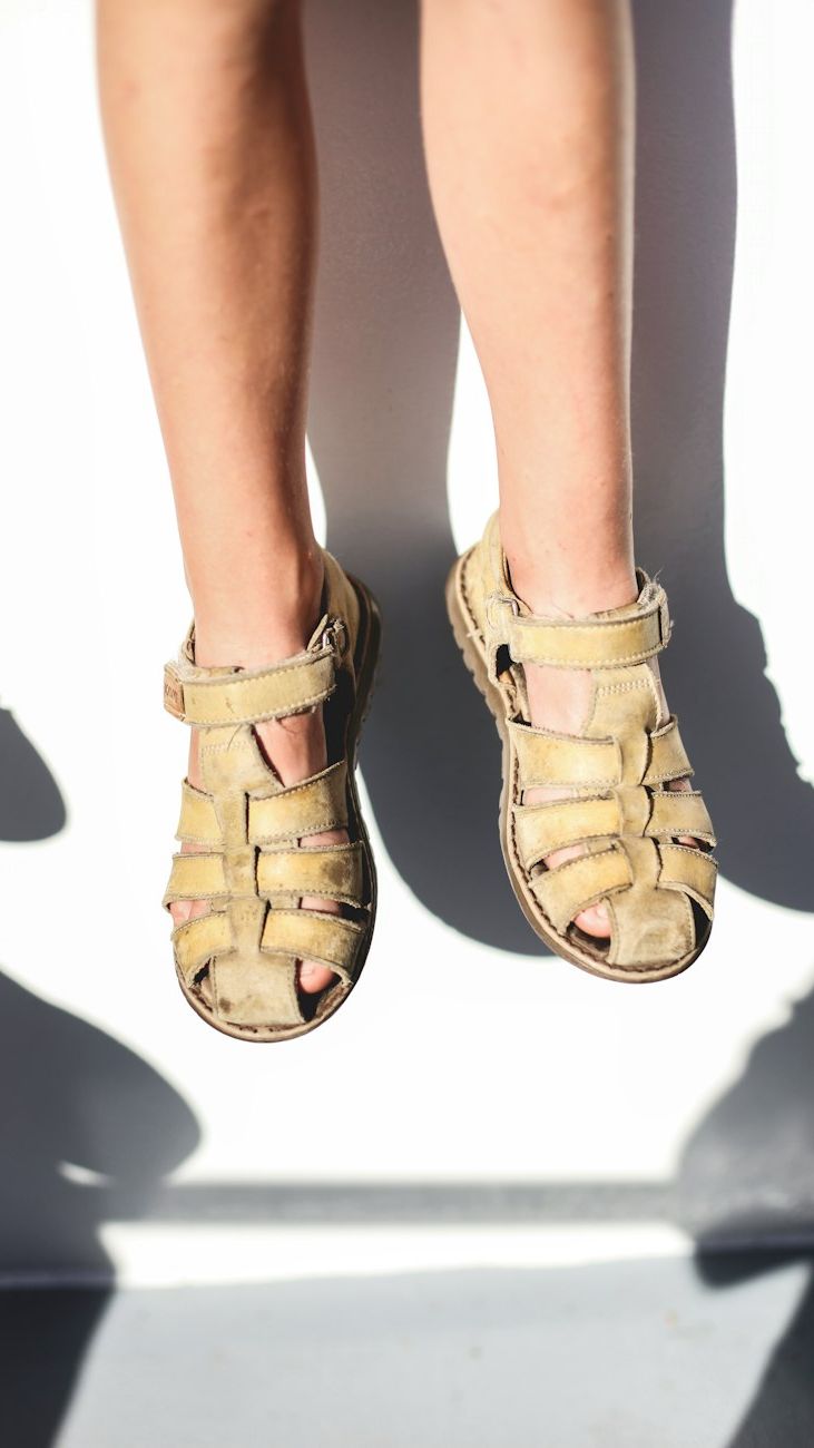 Geschlossene vs. Sandalen mit offener Zehenpartie: Welche sind bequemer für ein aktives Mädchen?