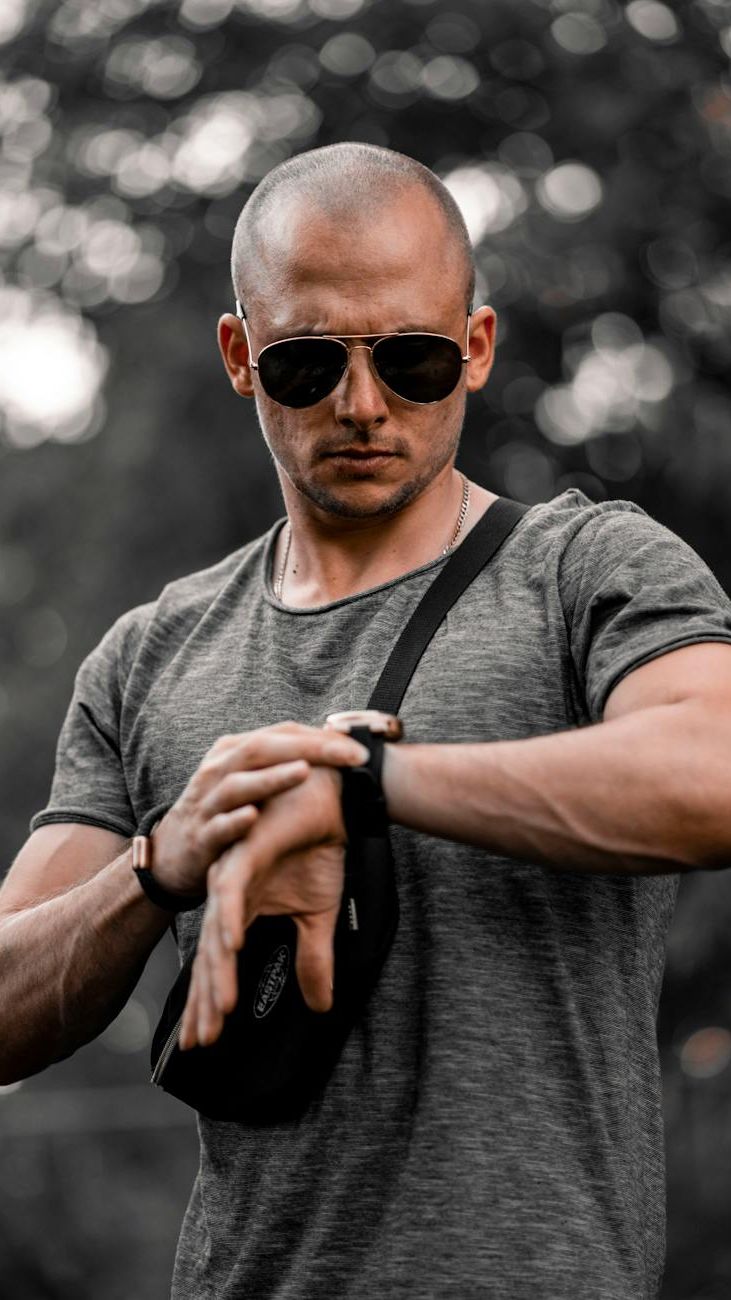 Glasses That Highlight Masculinity and Charisma