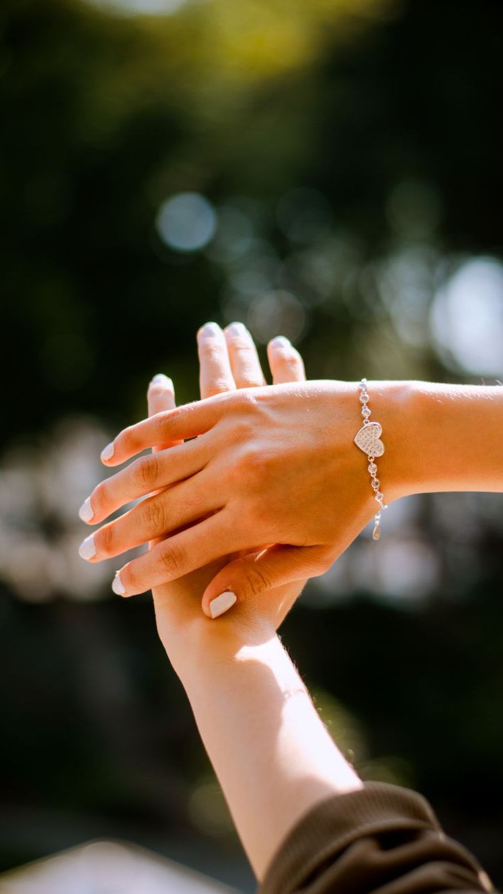 How to Choose a Bracelet for Your Wrist Shape: Secrets to the Perfect Fit