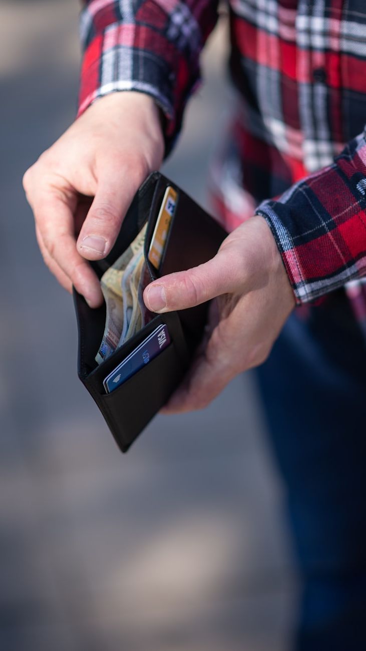 Functionality and Status: How to Choose a Men’s Wallet That Matches Your Style