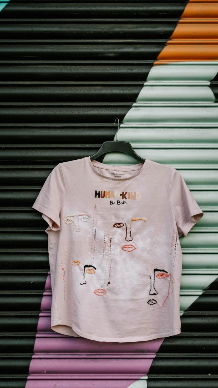 How to Choose the Perfect T-Shirt for a Girl: Stylist Tips