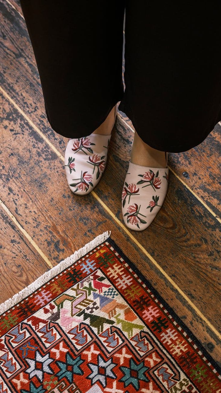 How to Wear Flats: Stylish Ideas for Women’s Outfits