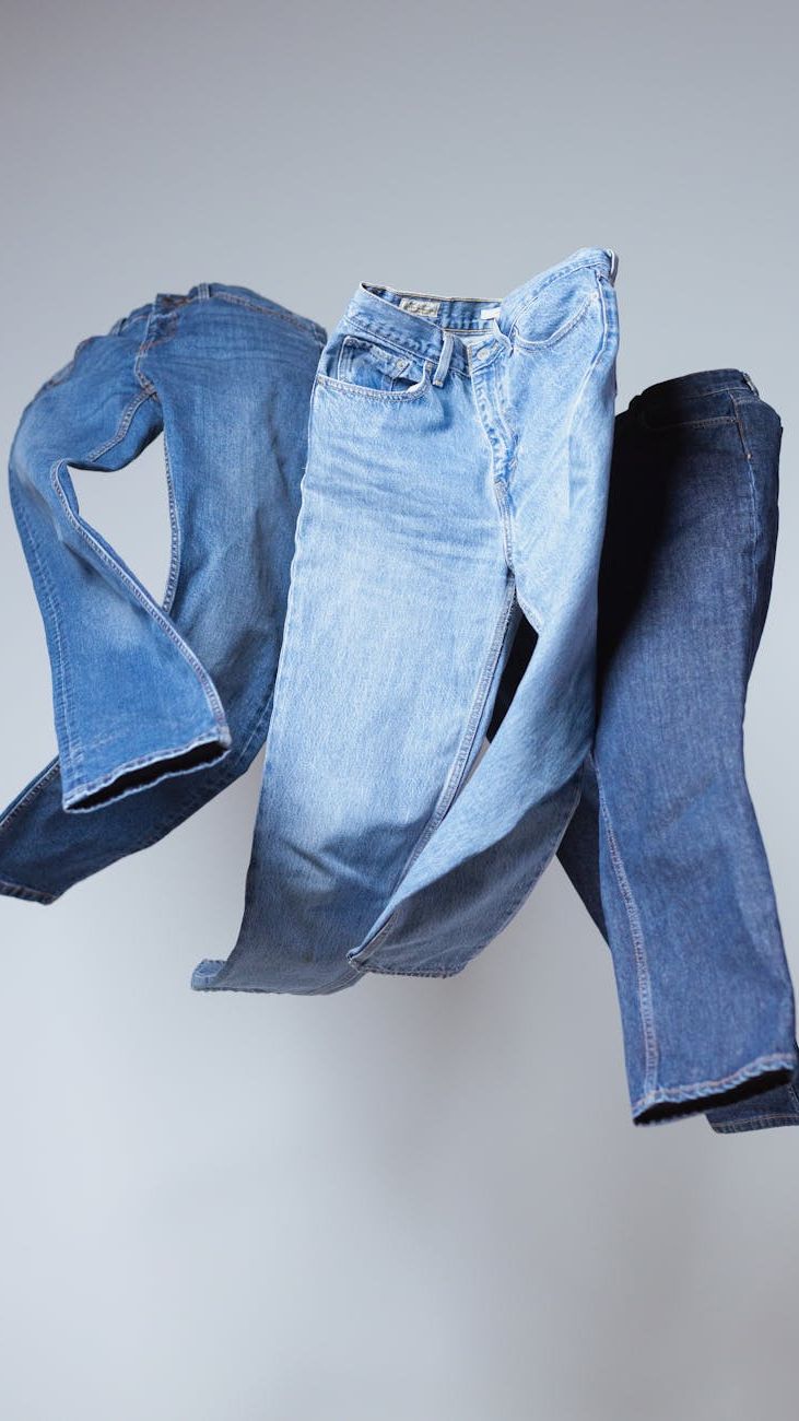 How to Wear Jeans in Style: Outfits for School, Walks, and Evening Looks