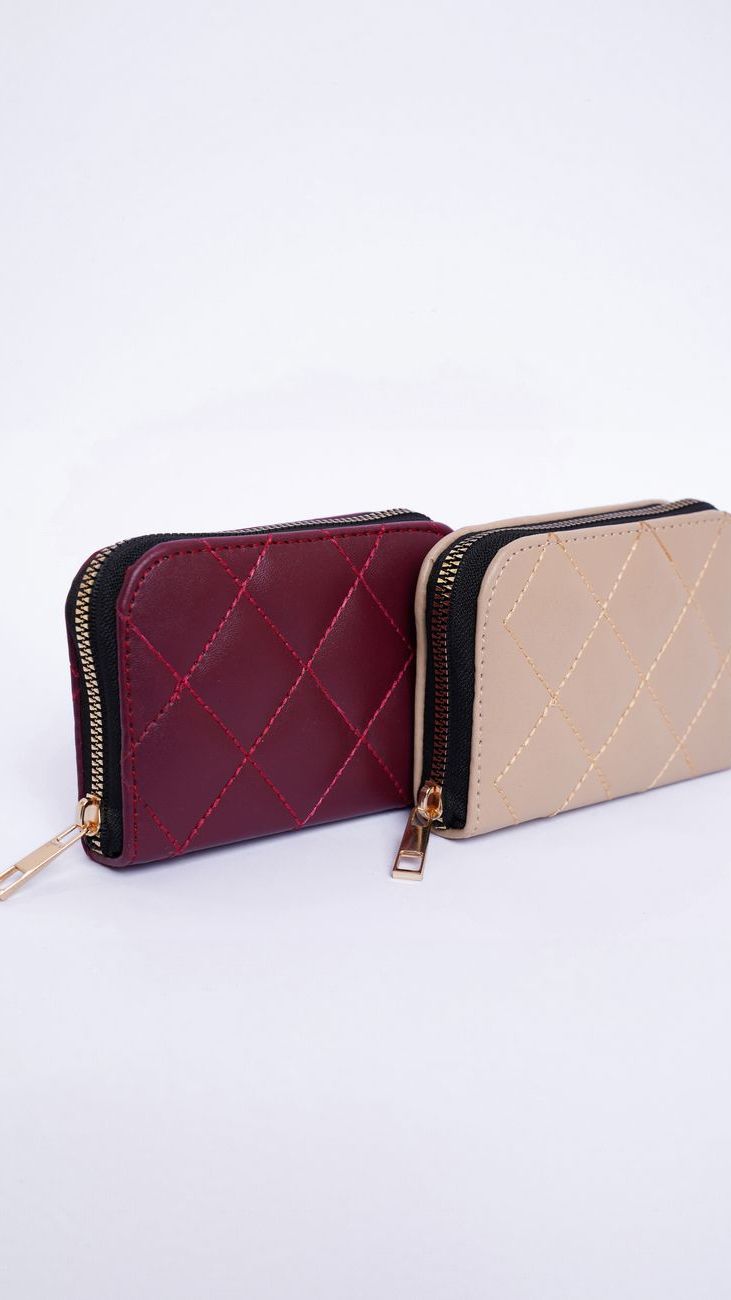 Leather Wallet with a Zipper or Snap Closure: Which Is More Practical for Everyday Use?
