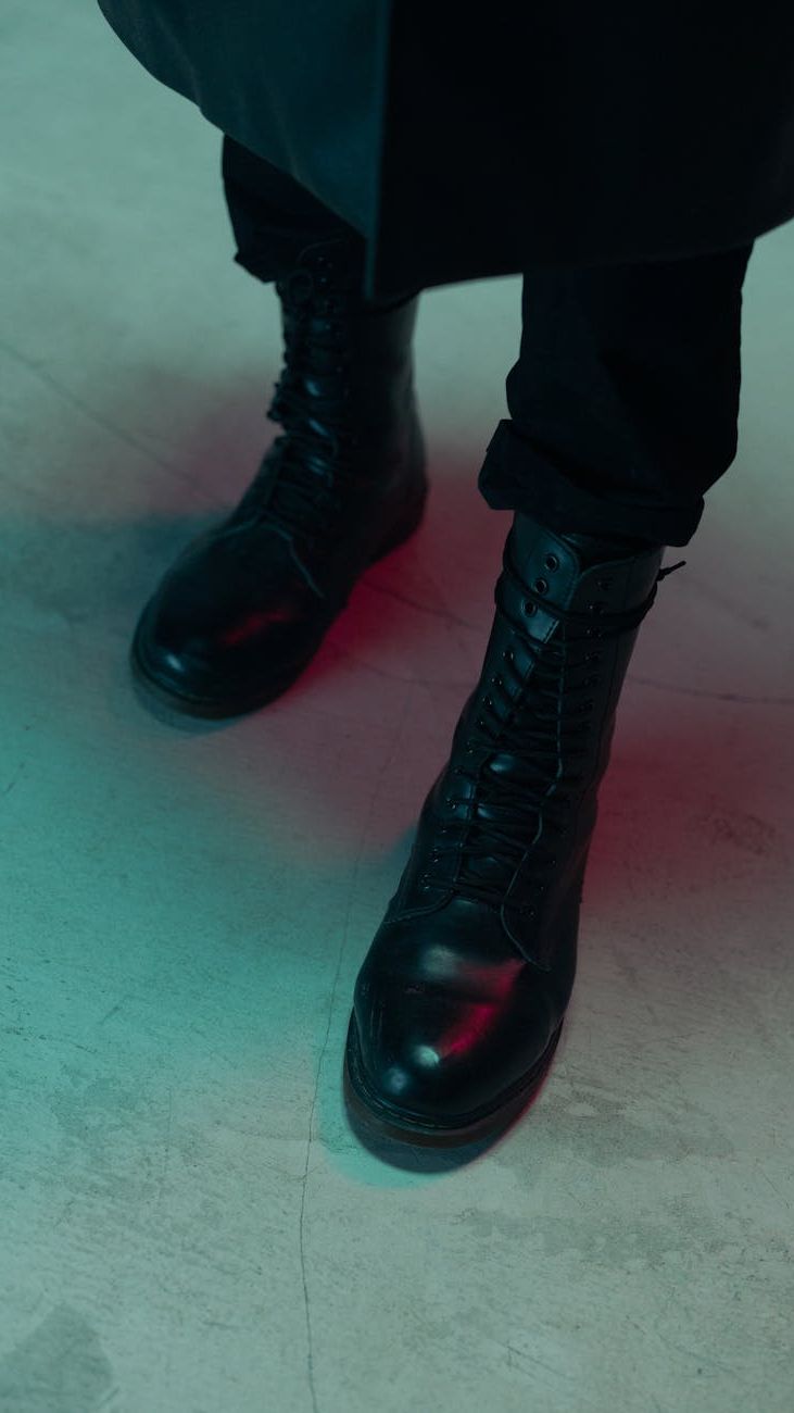 Men’s High Boots: Practical Footwear for the City and Travel