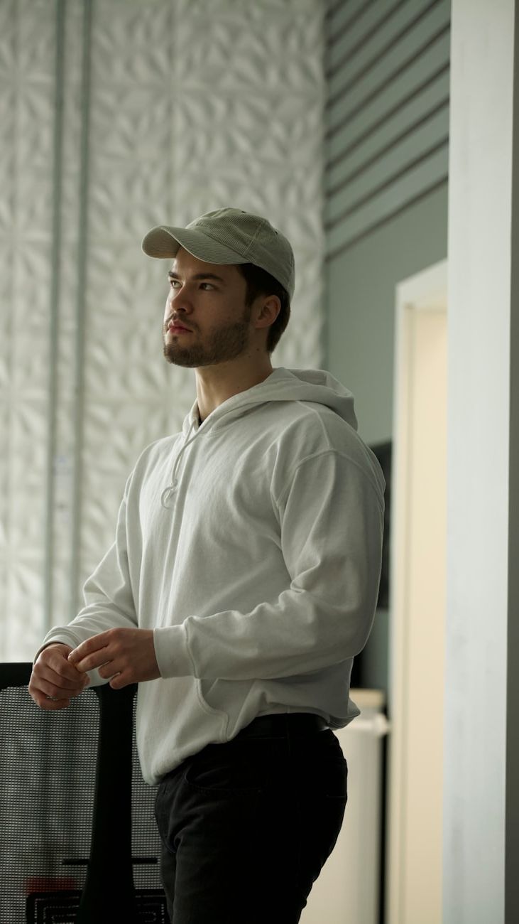 Men’s Sweatshirts and Hoodies: Outfits That Will Conquer Any City
