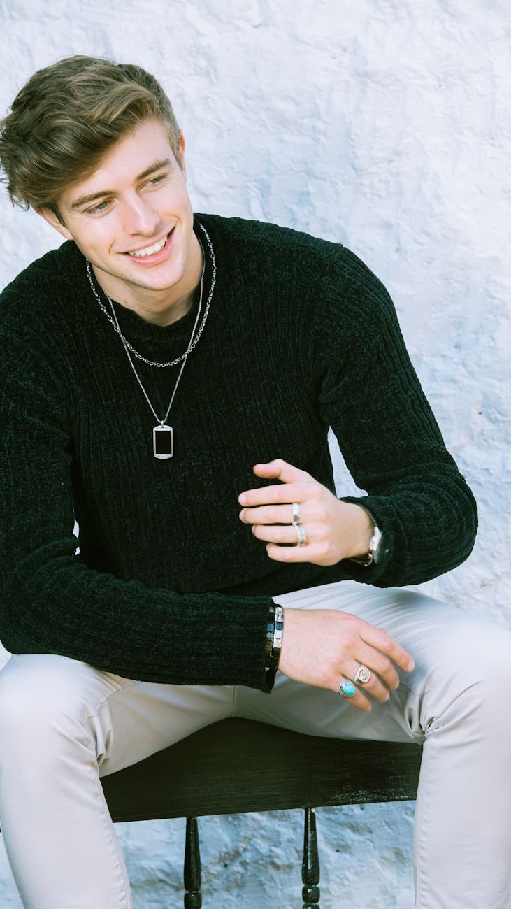 Necklaces in Men’s Fashion: From Minimalism to Bold Style