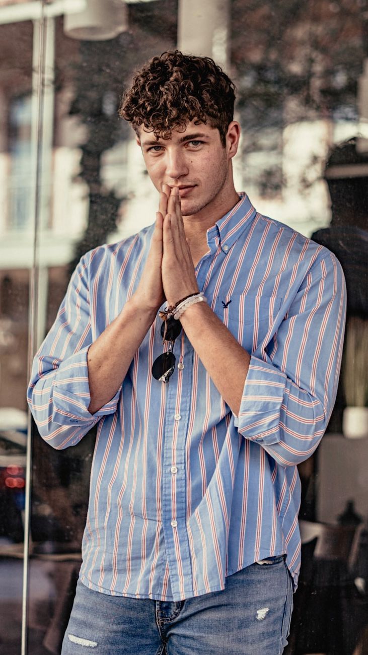 Subtle Shirt Details That Transform a Man’s Entire Look