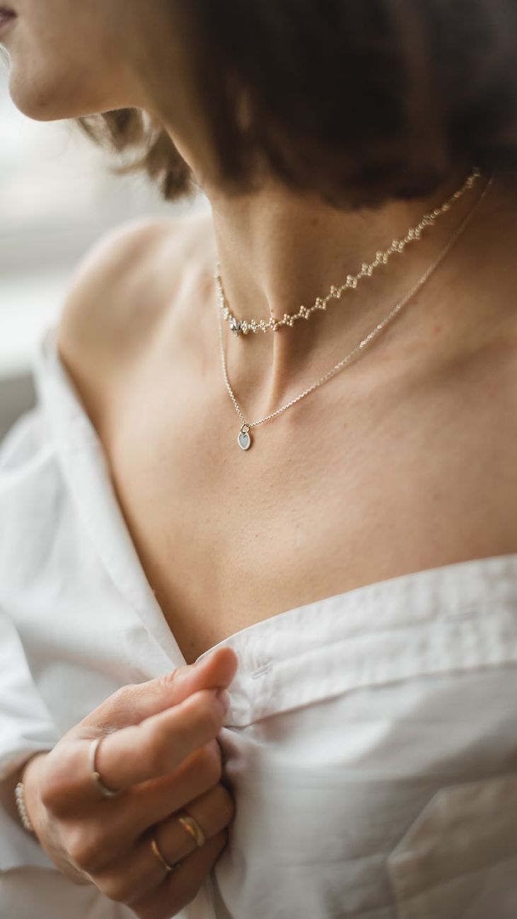 Shine Bright: The Hottest Necklace Trends Every Woman Needs Now