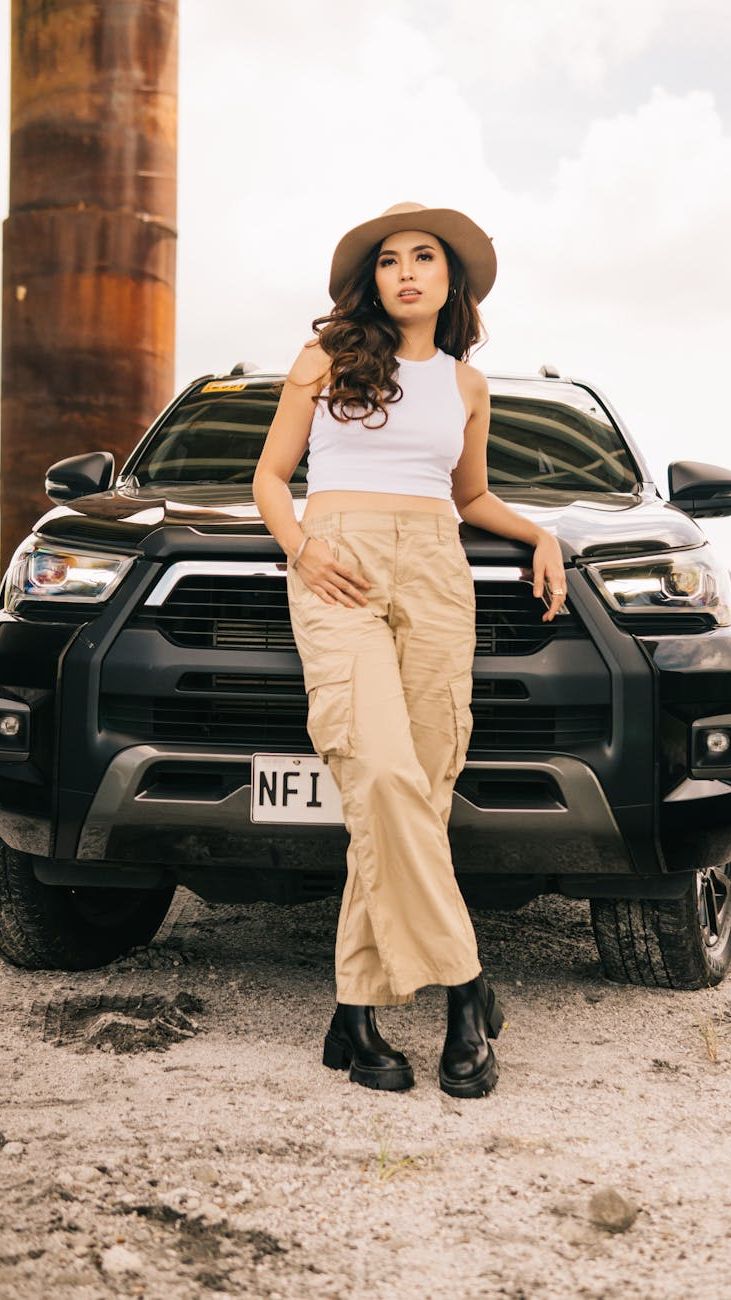 Trendy Women’s Pants of the Season: From Cargo to Palazzo