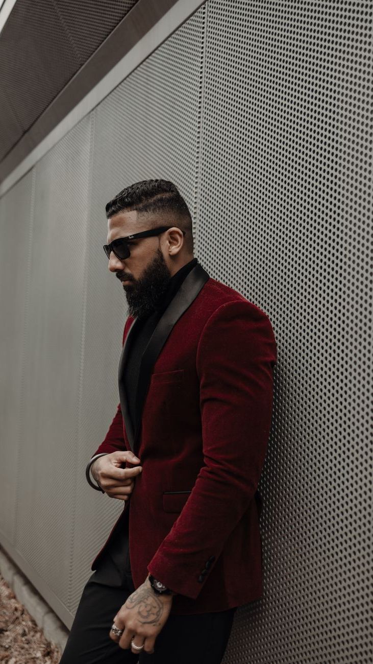 Velvet Blazer for a Special Occasion: A Striking Alternative to the Classic Suit