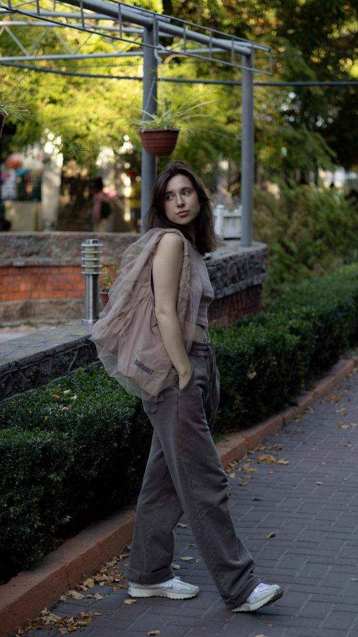 What to Wear with Fashion Sneakers: Stylish Outfit Ideas for Women