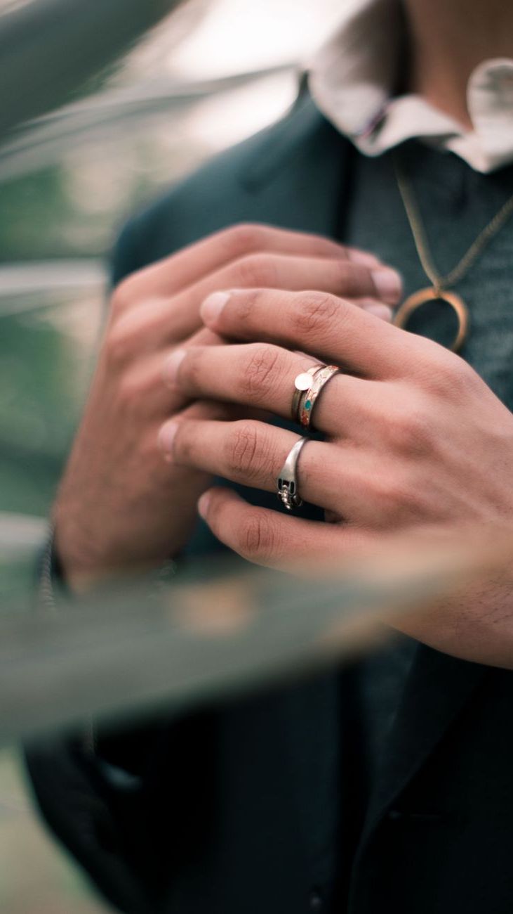 Minimalist or Bold: Which Men's Rings Are in Style?
