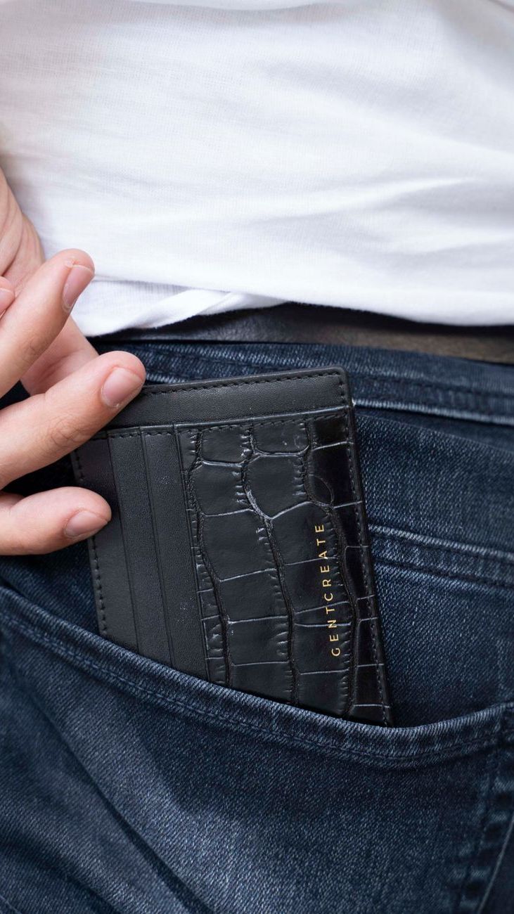 Leather or Fabric? Which Men’s Wallet Is Better for Everyday Use?