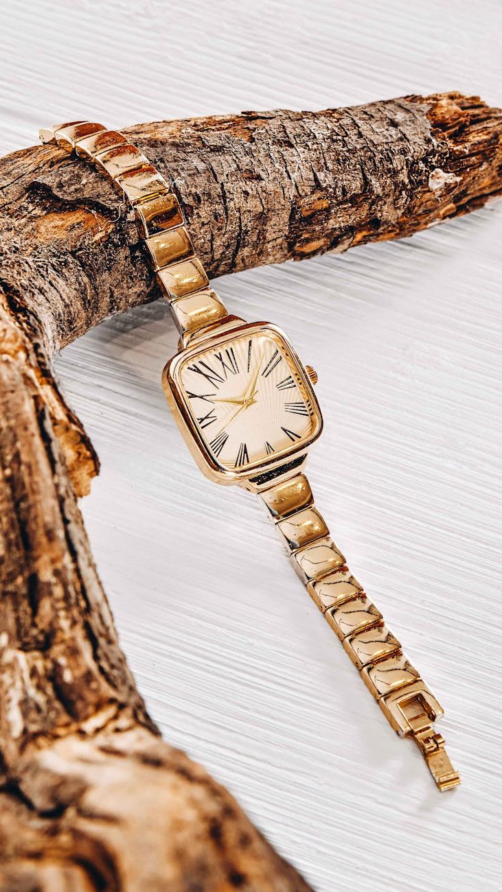 Women’s Rectangular Dial Watches: A Timeless Trend