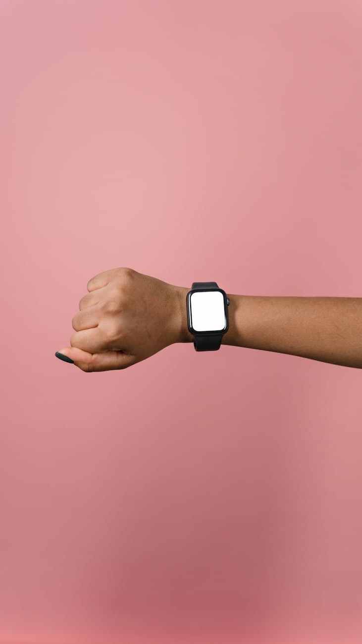 Women’s Smartwatches: A Fashion Accessory or an Essential Assistant?